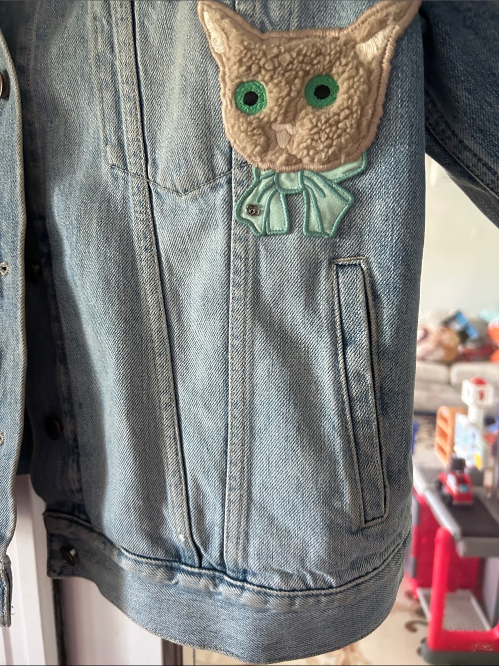 Gucci Light Wash Denim Jacket with Embroidered Cat Patch - Picture 10 of 16